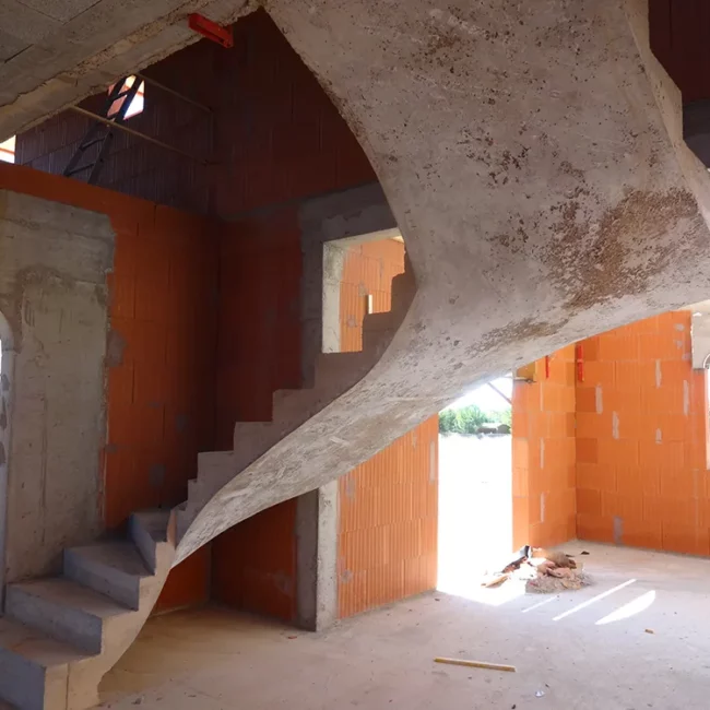 Escalier béton chantier intérieur et construction