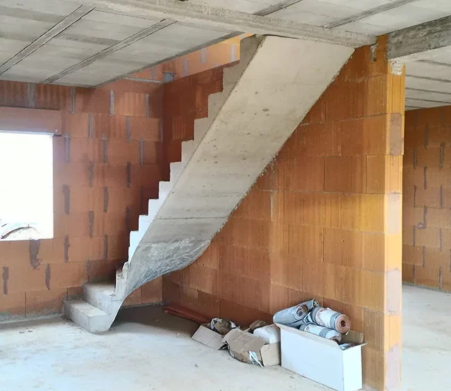 Escalier béton intérieur et construction